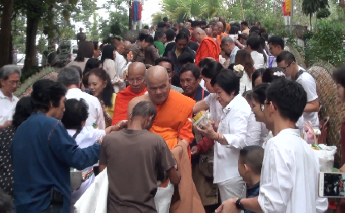 พุทธศาสนิกชนทั่วไทยทำบุญตักบาตรเทโว