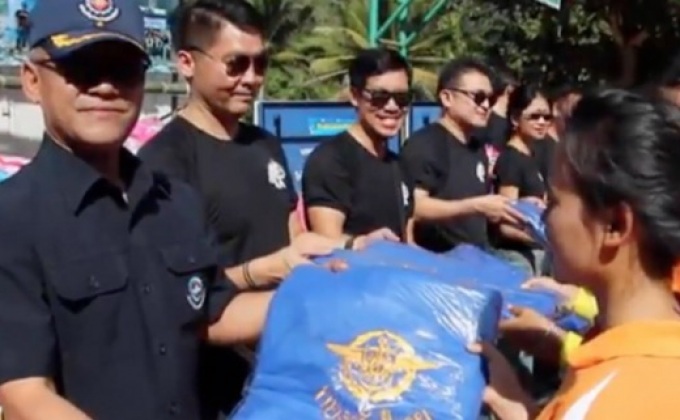 ทหารมอบเครื่องนุ่งห่มกันหนาวให้ชาวเขา