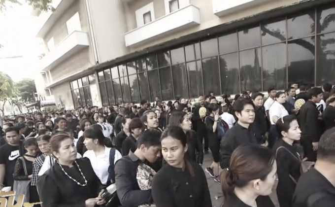วันหยุดสุดท้าย ปชช. เข้าสักการะพระบรมศพล้นหลาม