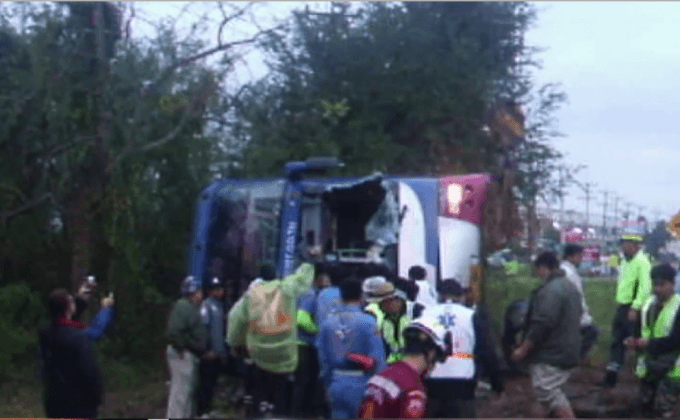 รถทัวร์เสียหลักตกข้างทาง