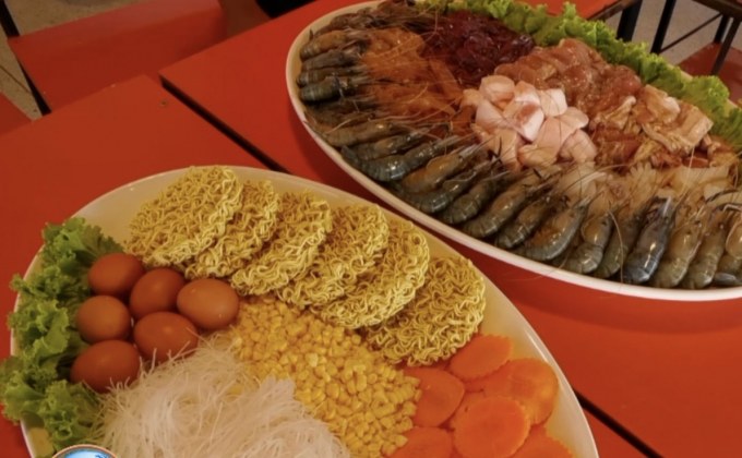 หมูกระทะจัมโบ้พร้อมน้ำจิ้มรสเด็ด