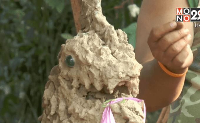 ฮือฮา! พบรูปปั้นพญานาคเก่าแก่ คนแห่ขอโชคลาภ