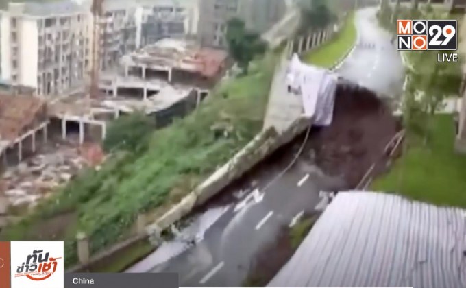 ภาพระทึกถนนถล่มในจีน