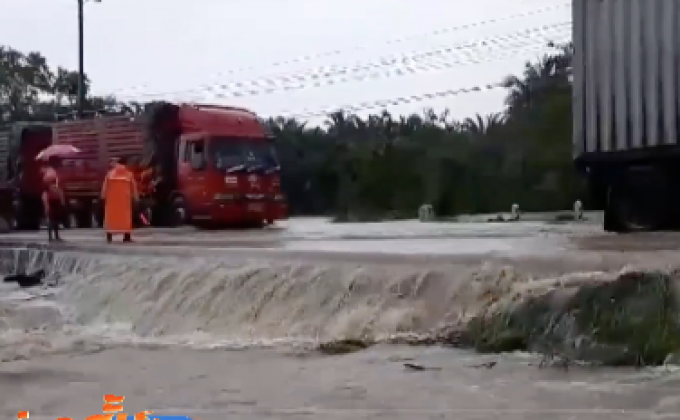 ฝนตกหนักน้ำท่วมถนนเพชรเกษมอีกระลอก