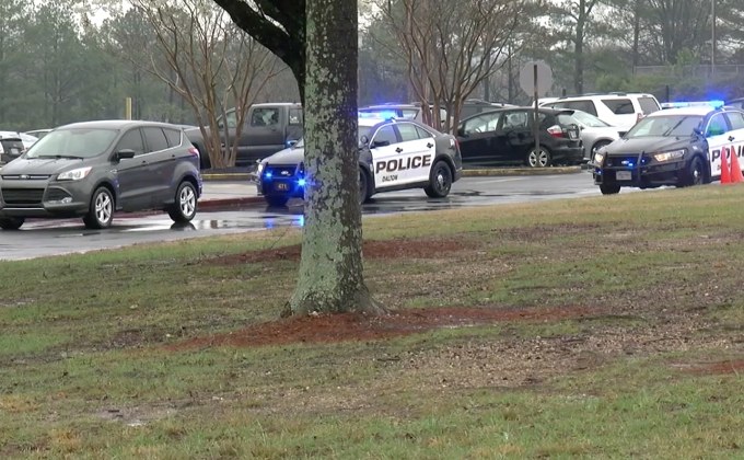 ครูอเมริกันยิงปืนในโรงเรียน