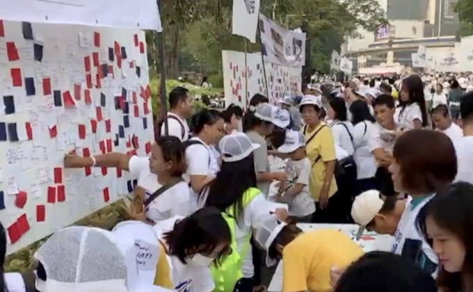 ประชาชนแห่ร่วม “เดินเชียร์ลุง” กันคึกคัก