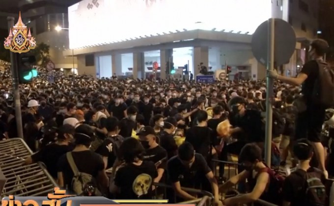 ผู้ชุมนุมนำกำลังปิดกั้นอาคารสำนักงานตำรวจฮ่องกง