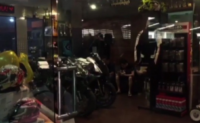 ปส.ค้นร้าน “เบนซ์ เรซซิ่ง” ขยายผลแก๊ง “ไซซะนะ”