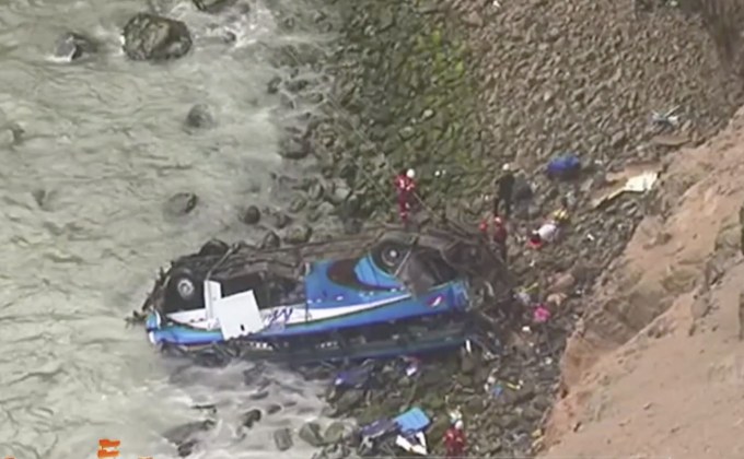 อุบัติเหตุรถบัสตกหน้าผาในเปรู