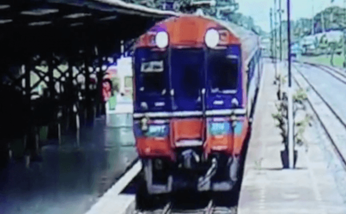 ครูโดดให้รถไฟทับอาการสาหัส