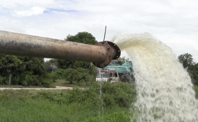 ช่วยเหลือเกษตรกรน้ำท่วมนาข้าว จ.อ่างทอง