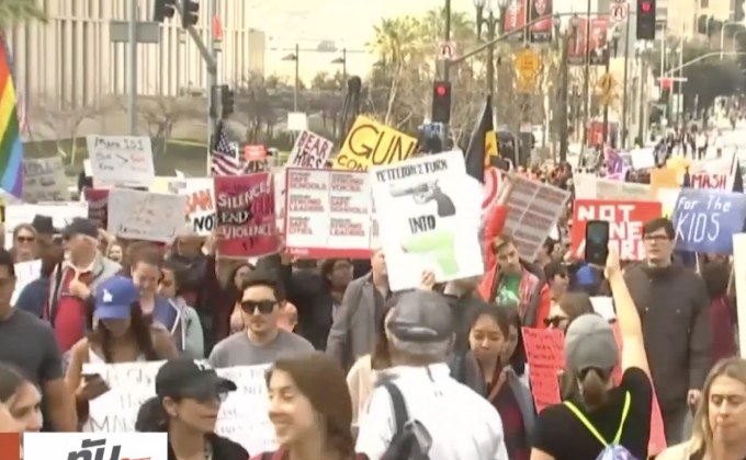 ชาวอเมริกันเรียกร้องคุมเข้มกฎหมายอาวุธปืน