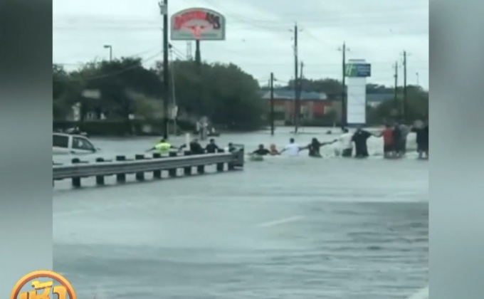 สร้างเชือกมนุษย์ช่วยผู้ประสบภัยน้ำท่วมสหรัฐ