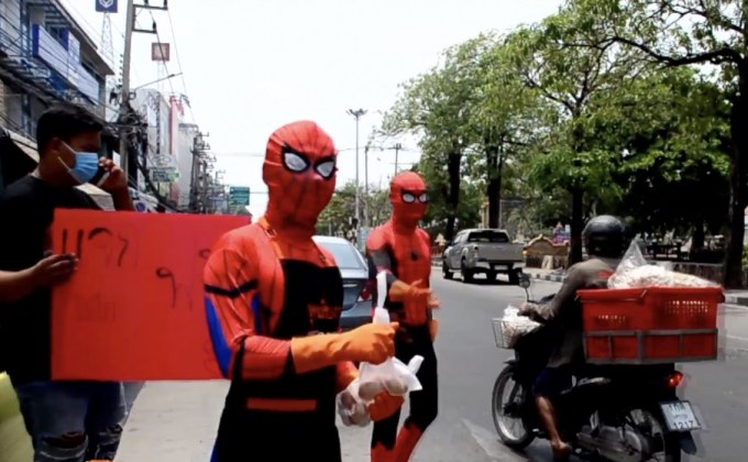 2 หนุ่มสไปเดอร์แมน แจกไข่ไก่ช่วยคนได้รับผลกระทบโควิด-19