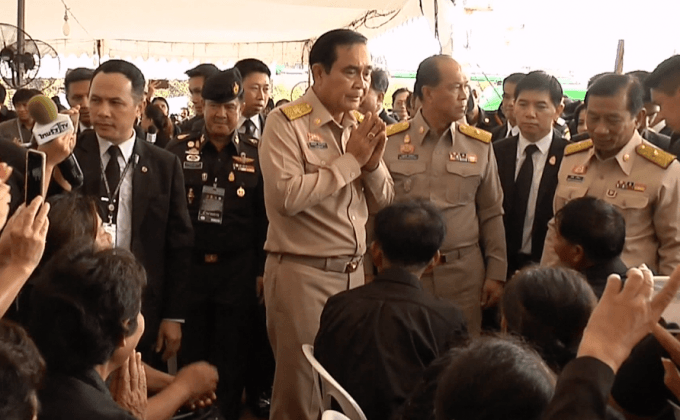 นายกฯ ลงพื้นที่วางแผนรับมือประชาชน สักการะพระบรมศพ