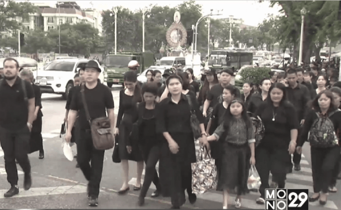 ประชาชนเดินทางร่วมสักการะพระบรมศพ