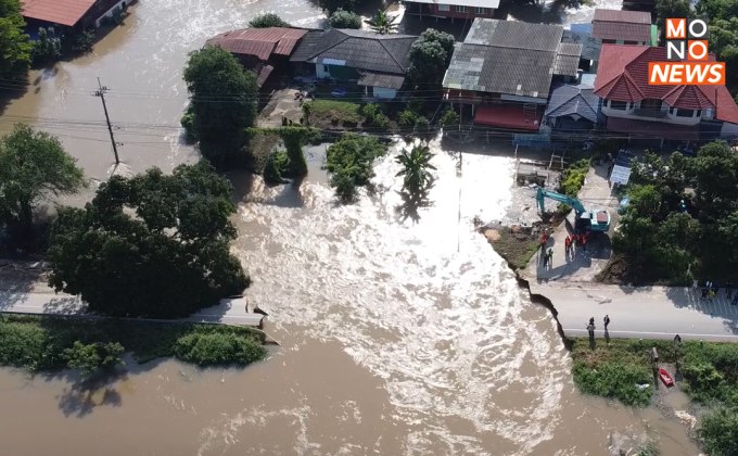 ถนนคันคลองมหาราชขาด น้ำทะลักการจราจรอัมพาต