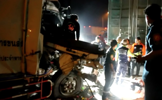 สิบล้อหลับในพุ่งชนรถบรรทุกโชเฟอร์ดับคาที่