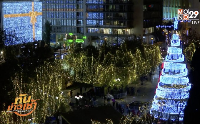 ชาวกรีกแห่ชมต้นคริสต์มาสประดับไฟในกรุงเอเธนส์