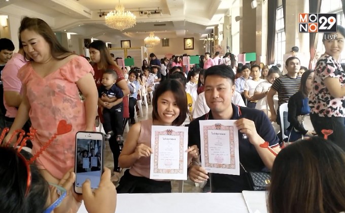 คู่รักจดทะเบียนสมรสเขตบางรักคึกคัก