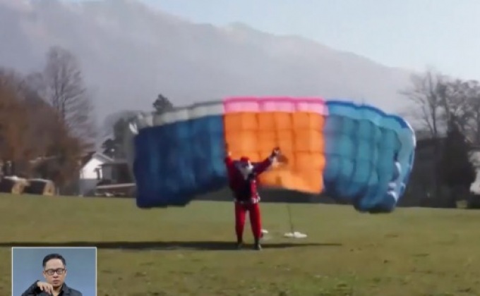 ซานต้ากระโดดร่มแจกของขวัญในอิตาลี