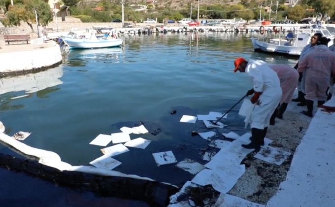 คราบน้ำมันลอยเกยหาดเกาะดังในกรีซ