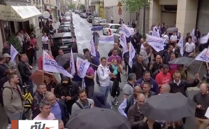 ตำรวจปารีสสวมชุดนอน ประท้วงงานหนัก