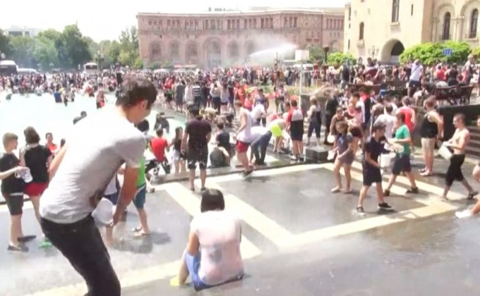 ชาวอาร์เมเนียร่วมเทศกาลสาดน้ำ