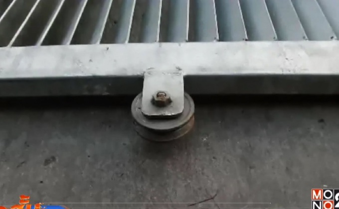 ประตูเหล็กโรงงานล้มทับ รปภ.เสียชีวิต