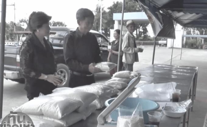 เจ้าของปั้มน้ำมันใจดี เปิดพื้นที่ให้ชาวนาขายข้าวฟรี