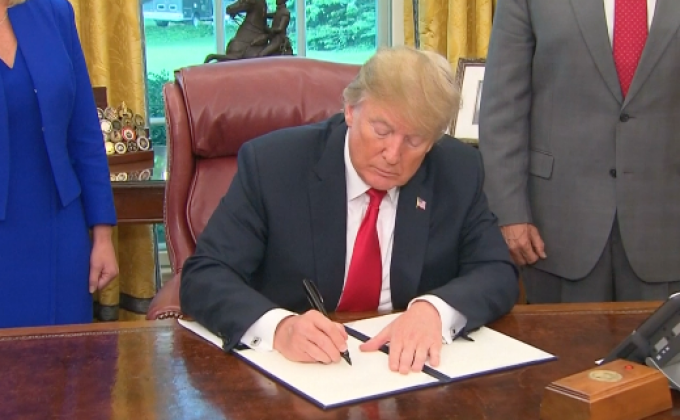 “ทรัมป์” ลงนามยุติมาตรการแยกผู้อพยพเด็กจากพ่อแม่