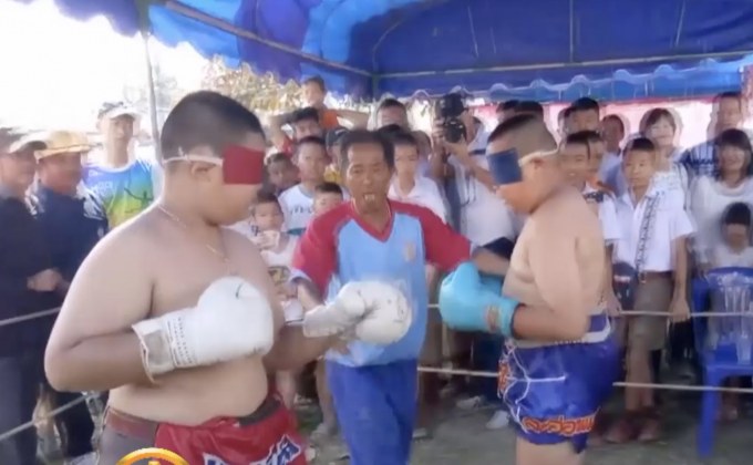 จ. พะเยา จัดแข่งปิดตาชกมวยสุดขำขัน