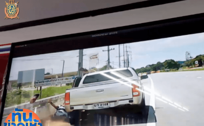 นาทีระทึก! ไล่ล่าแก๊งยาบ้า คนร้ายพลาดตกรถขณะโยนทิ้ง