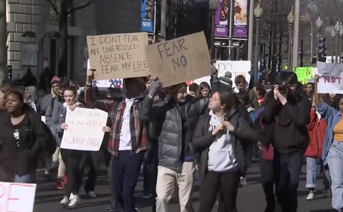 นักเรียนสหรัฐฯ ประท้วงกฎหมายปืน