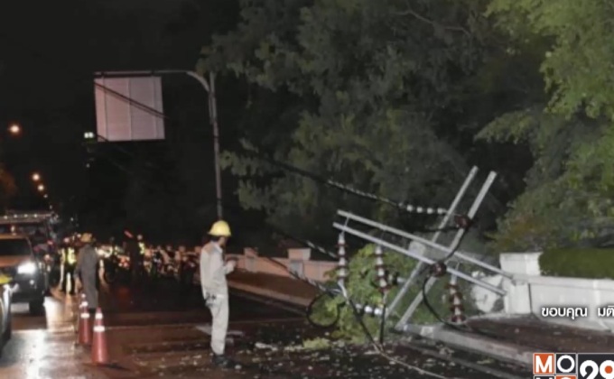 ต้นไม้หักโค่นทับเสาไฟฟ้าย่านสนามม้านางเลิ้ง