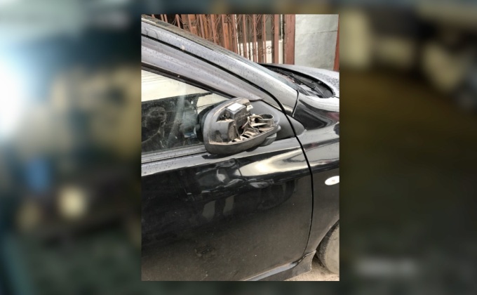 วัยรุ่นคึกขี่ จยย.ไล่ทุบรถริมถนนเสียหายกว่า 10 คัน