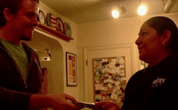 ครอบครัวใจบุญตระเวนแจกทิป