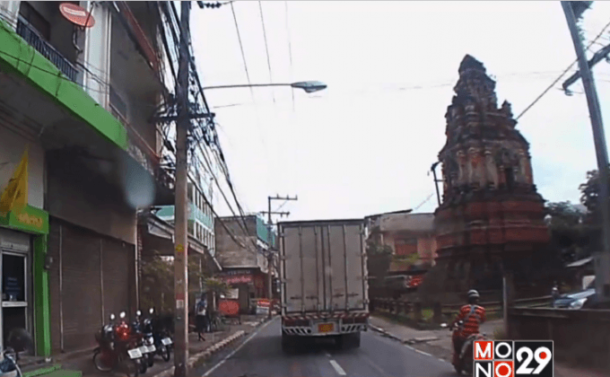 สิบล้อเกี่ยวสายไฟ ขาดร่วงกลางถนน