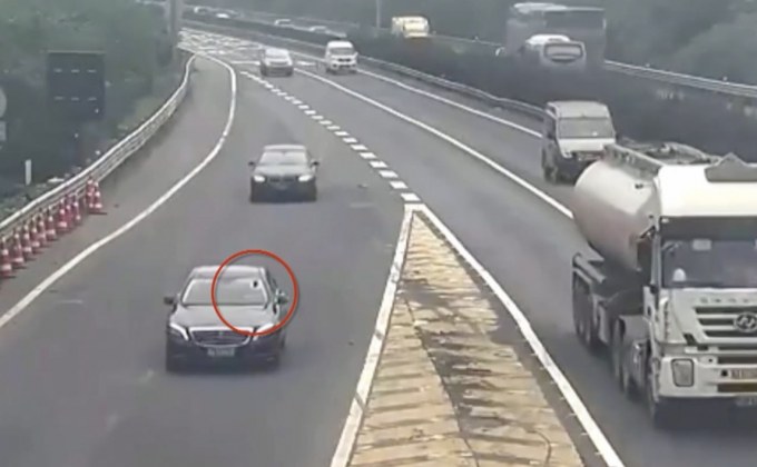 คลิปแท่งเหล็กปลิวใส่กระจกรถ เฉียดคนขับหวุดหวิด!