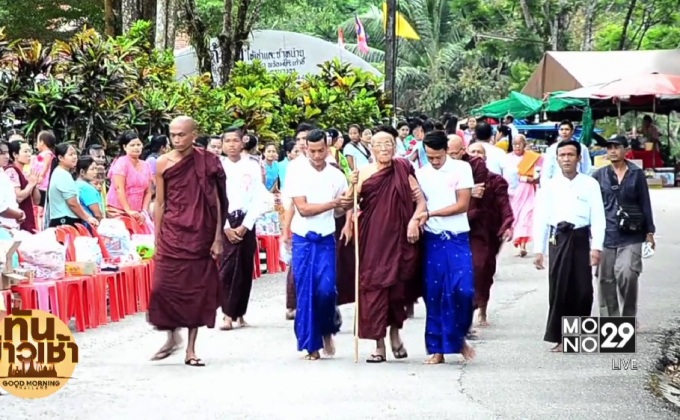 ชาวเมียนมา  ร่วมทำบุญตักบาตรปีใหม่ ที่ วัดวารีบรรพต จ.ระนอง