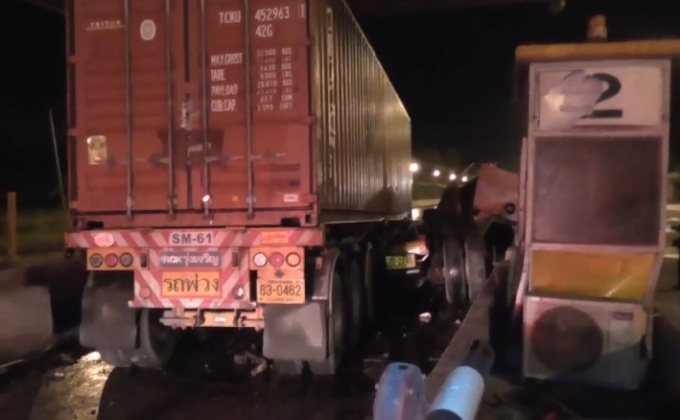 รถพ่วง 18 ล้อ เบรคค้างชนด่านเก็บเงินเจ็บ 2 คน