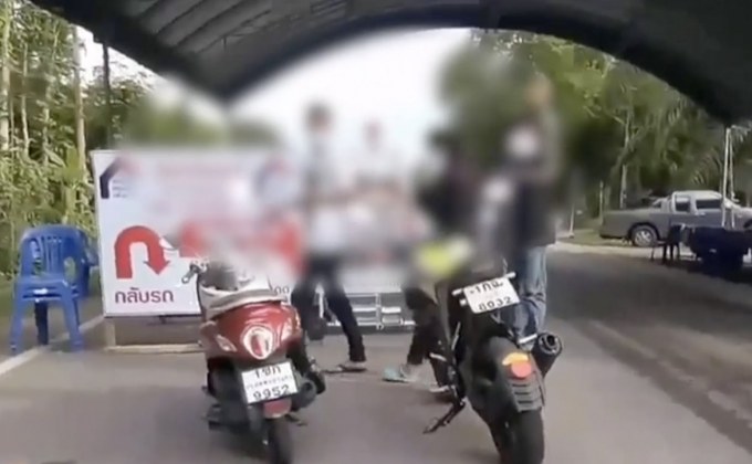 ชื่นชมผู้ใหญ่บ้านทำโทษคนไม่ใส่หน้ากากอนามัยด้วยการรำวงรอบรถ