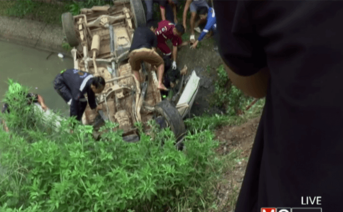 รถกระบะเสียหลักตกคูน้ำ จ.พะเยา