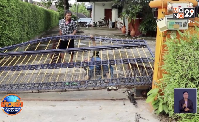 โชคดีเพื่อนบ้านช่วยเหลือชายถูกประตูรั้วเหล็กล้มทับ