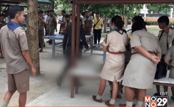 วัยรุ่นเลือดร้อน! พกมีดสั้นบุกแทงคู่อริเรียนห้องเดียวกัน