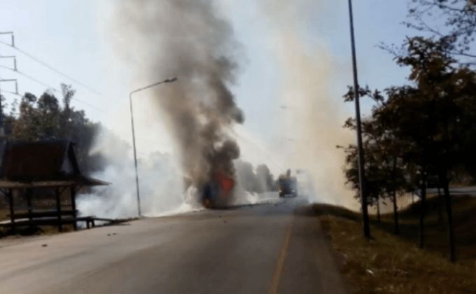 อากาศร้อนจัดไฟไหม้รถบรรทุก