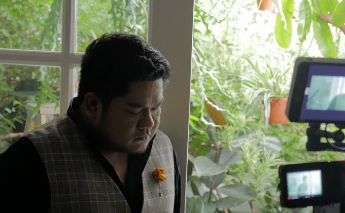 “เบน ชลาทิศ” ปล่อย MV “ยังรอ” ตีแผ่ชีวิตชายรักชาย