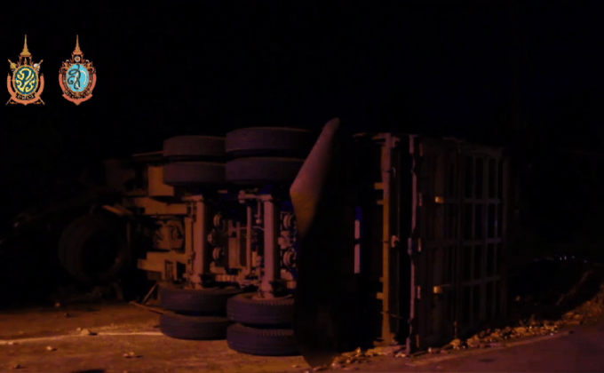 รถ 18 ล้อพลิกคว่ำเทกระจาดมันสำปะหลังเกลื่อนถนน