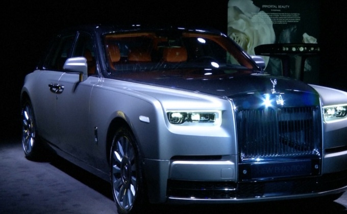 โรลส์-รอยซ์ เผยโฉมรถหรู “แฟนทอม 8”
