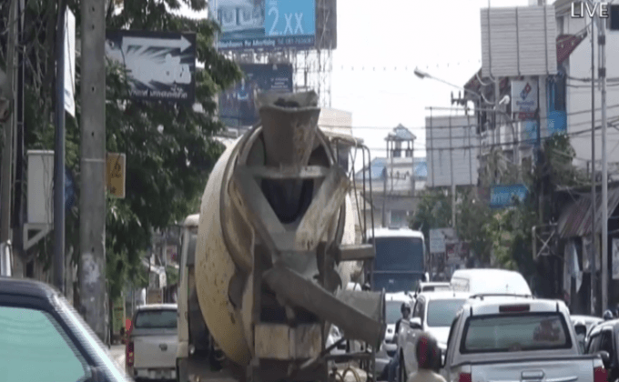 รถโม่ปูนเบรกแตกชนรถยนต์เสียหายหลายคัน